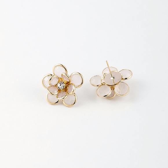 2/$20! Gold/Pale Pink Semi-Opaque Flower Earrings - Picture 3 of 6